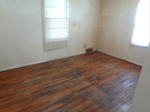5th image of 275 Holbrook Dr
