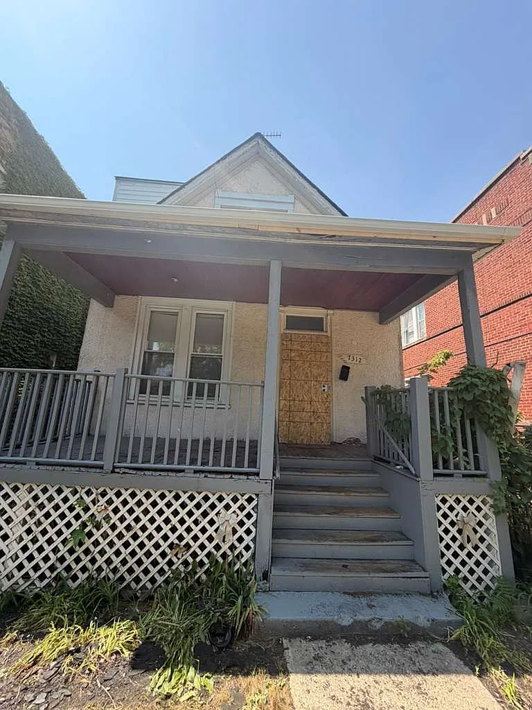 4 bed, 2500 sqft, $2,600 — Photo 1