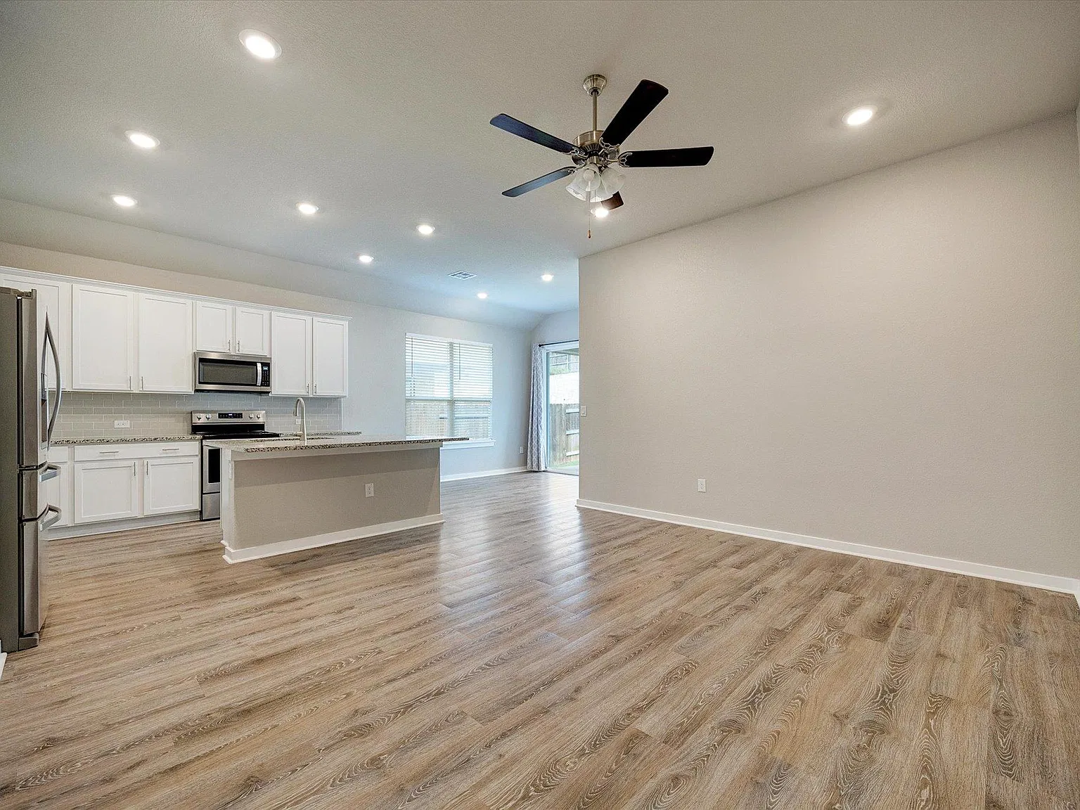 3 bed, 2.0 bath, 1459 sqft, $2,000 — Photo 3