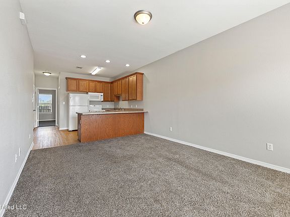 2nd image of 2416 Gladiolus St
