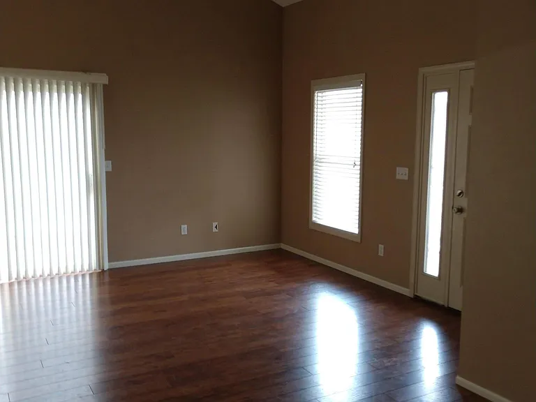 1921 Beechmont Dr — Photo 3