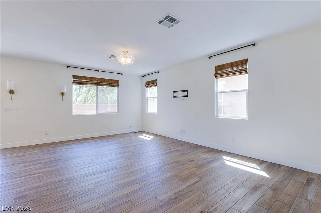 4 bed, 2.5 bath, 1858 sqft, $2,320 — Photo 4