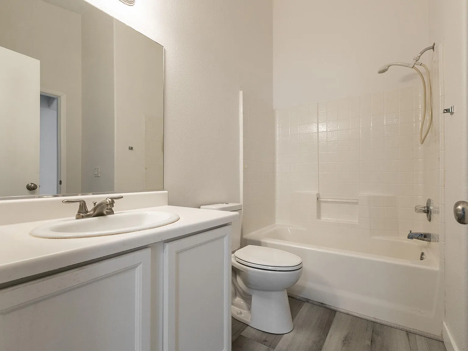 2 bed, 1090 sqft, $1,650 — Photo 4