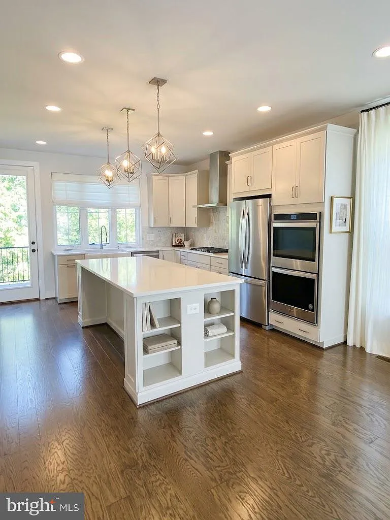 4 bed, 5.0 bath, 2348 sqft, $5,100 — Photo 2