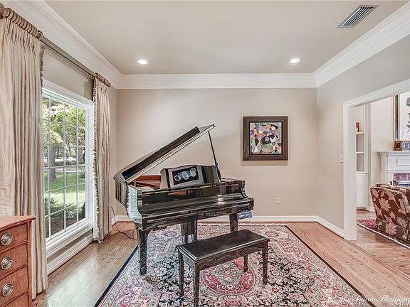 4th image of 1121 Capilano Dr