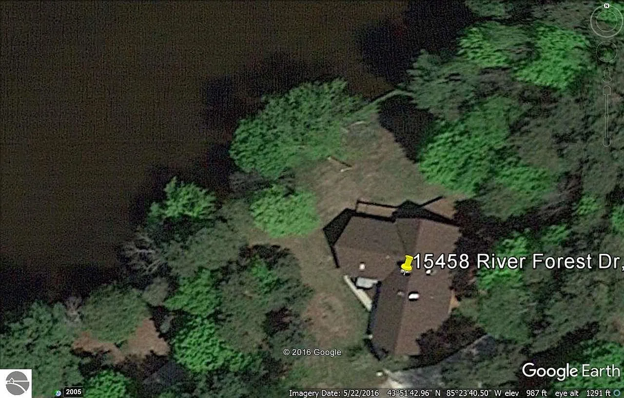 15458 River Forest Dr photo 1