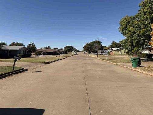 2nd image of 614 W Texas Ave