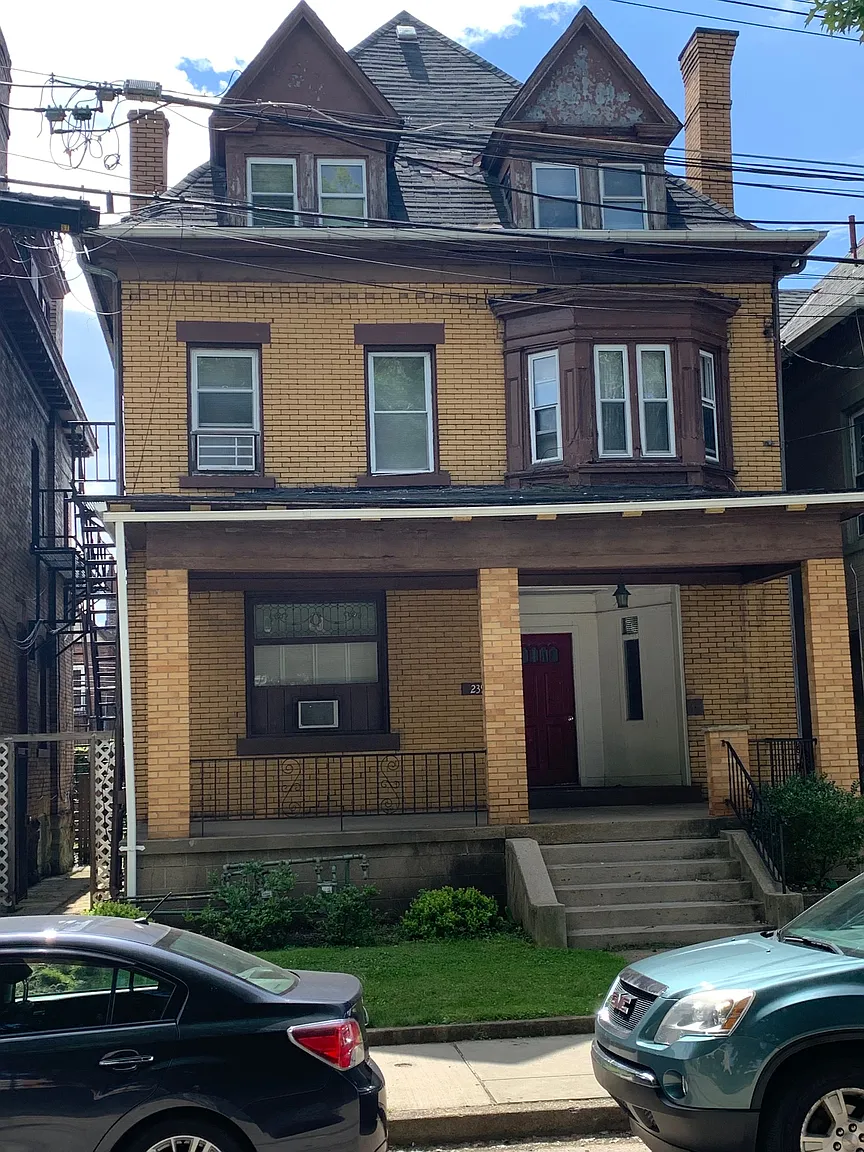 239 Amber St #2 photo 1