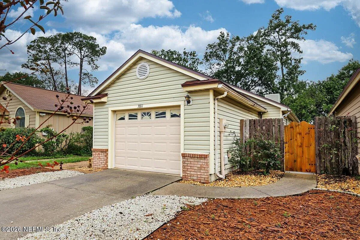 3 bed, 2.0 bath, 1241 sqft, $1,895 — Photo 4