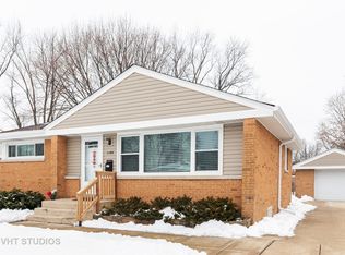 1198 Iroquois Dr, Elgin, IL 60120