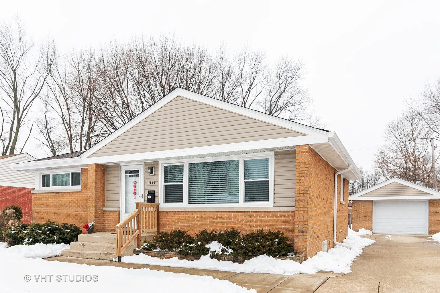 1198 Iroquois Dr photo 1