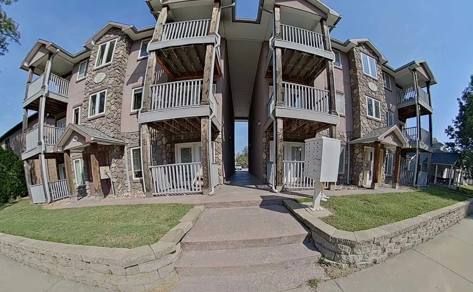 916 Bluemont Ave — Photo 1