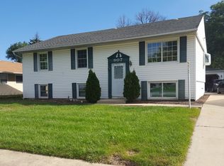 907 Meadow Ln, Streamwood, IL