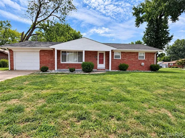 208 Hollandia Dr, Fairview Heights, IL 62208