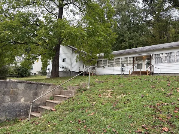 58 Pine Dr, Clay, WV 25043