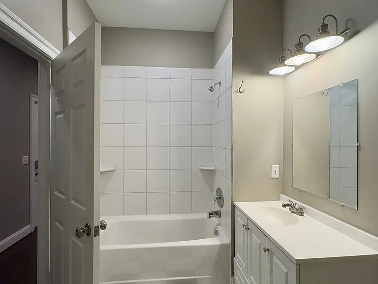 Apartment Units with In-Unit Laundry in Downtown Baltimore, MD! — Photo 9