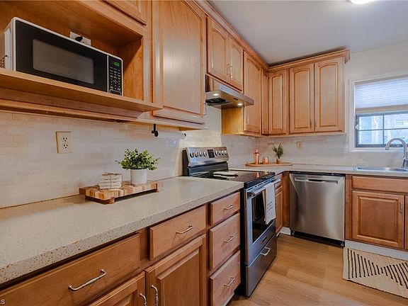 4th image of 215 Village Ln Unit B