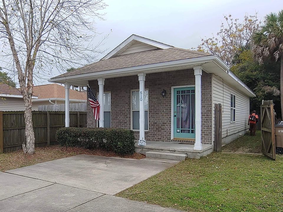 Single family home features 2 bedrooms and 2 bathrooms, offering 931 sq. of living space.