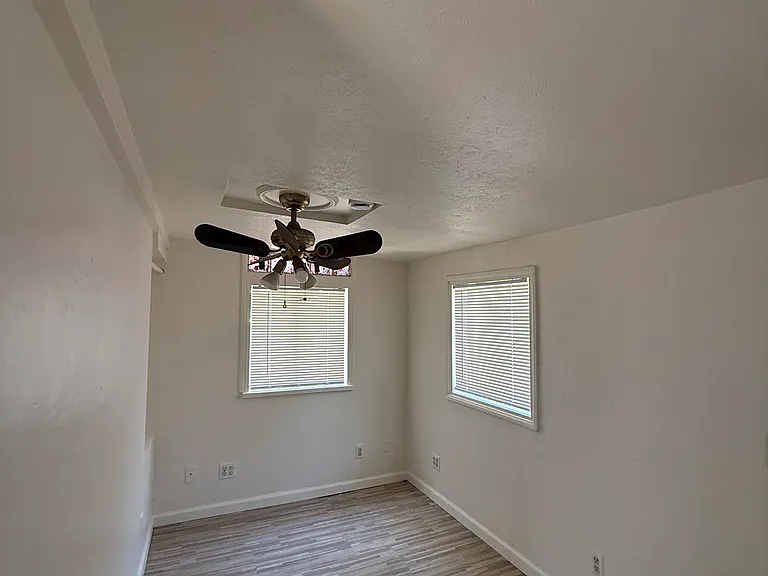 5252 1/2 Wood St — Photo 11