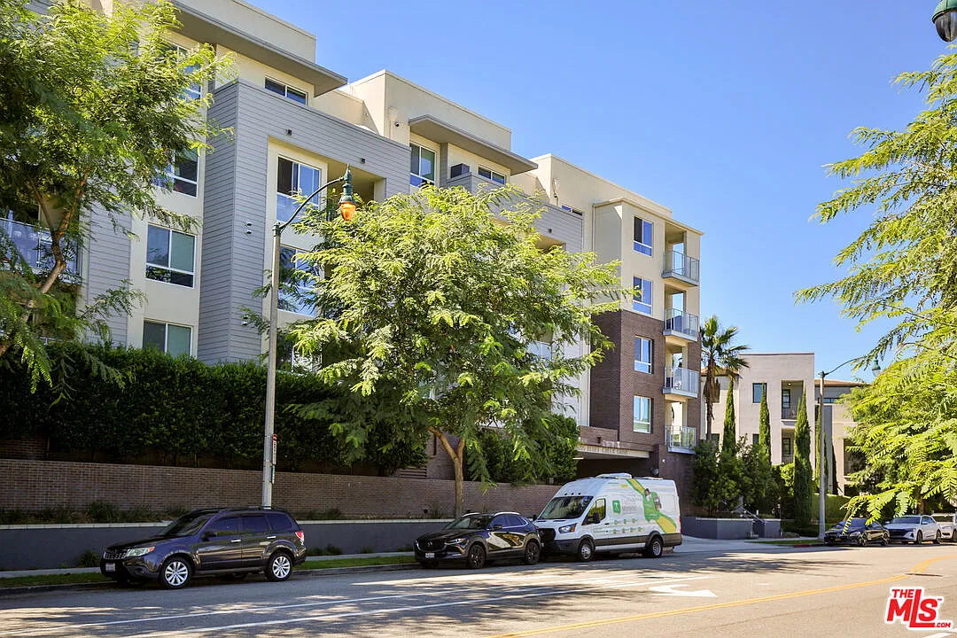 2 bed, 2.0 bath, 820 sqft, $4,295 — Photo 1