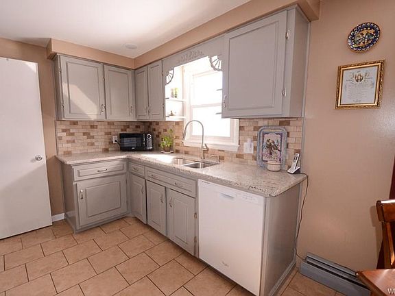 4th image of 225 Woodcrest Dr