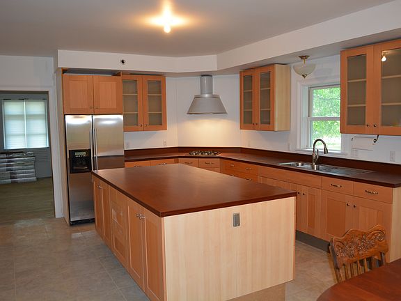 Kitchen with 4'x8' island