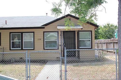 220 E Ellis St Photo 1