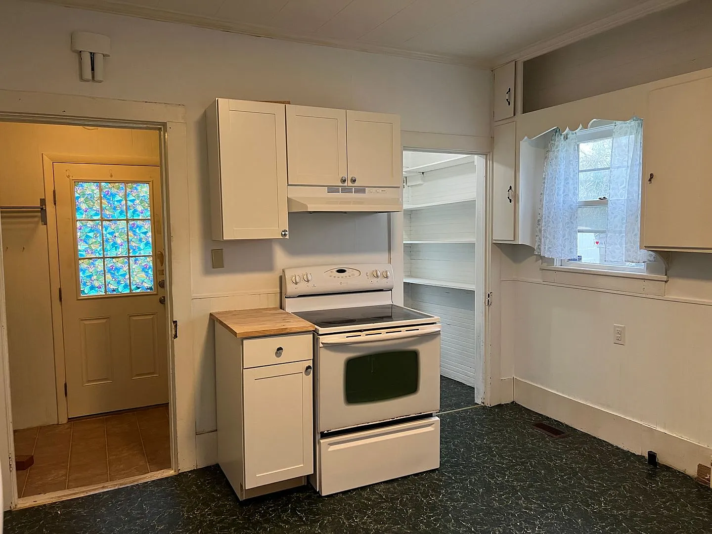 4 Bed, 1.5 Bath, Spacious Two Story Home — Photo 4