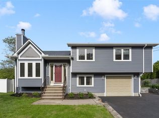 151 Mohawk Trl, Cranston, RI 02921