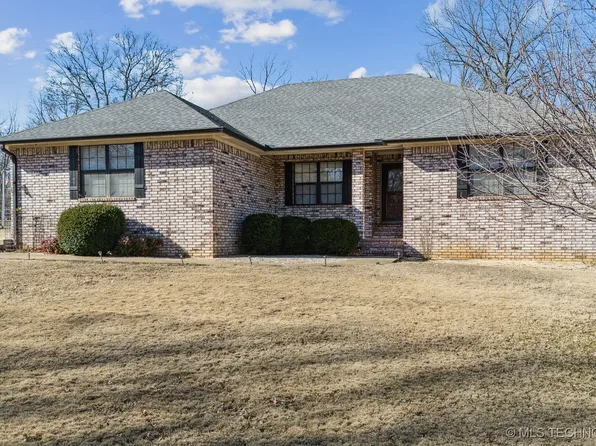 1501 N Osage St, Chouteau, OK 74337