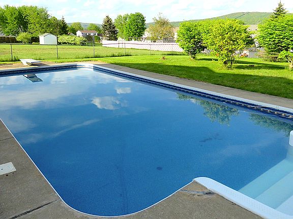 2nd image of 33 Country Knoll Dr