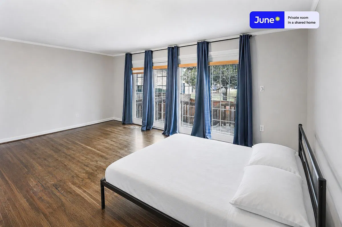 Queen bedroom in 7 bed/3.5 bath home in Southwest Waterfront #938 A — Photo 1