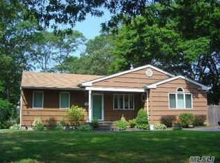 14 Meroke Ln, East Islip, NY 11730