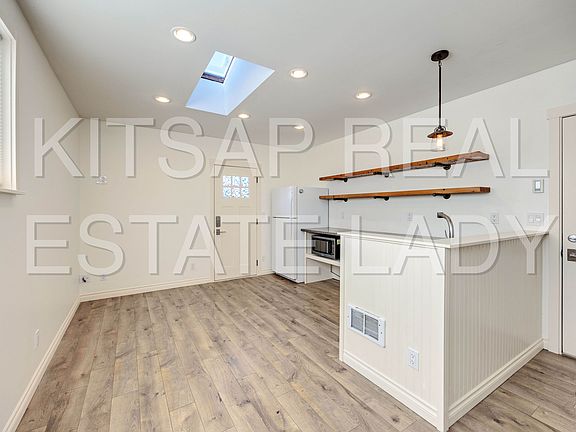 3rd image of 15343B Sunset Ave NE