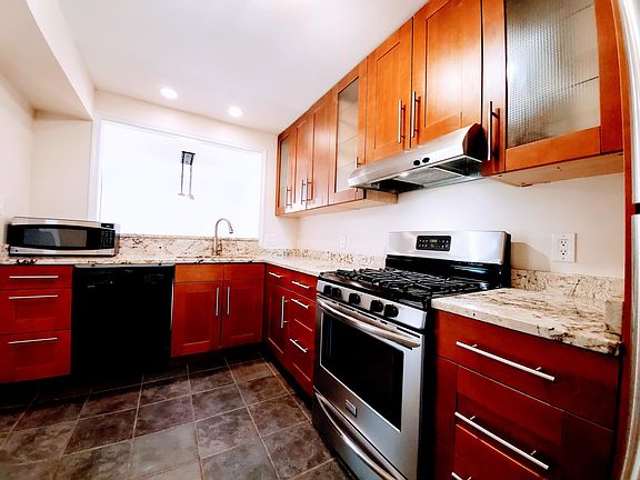 4th image of 7807 Willow Point Dr #7807