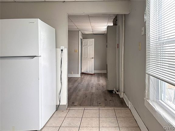 5th image of 910 Downer Ave