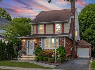 23 Nassau Rd, Great Neck, NY 11021