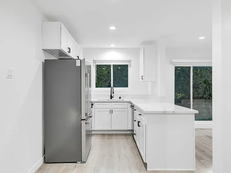 1138 Cardiff Avenue — Photo 2