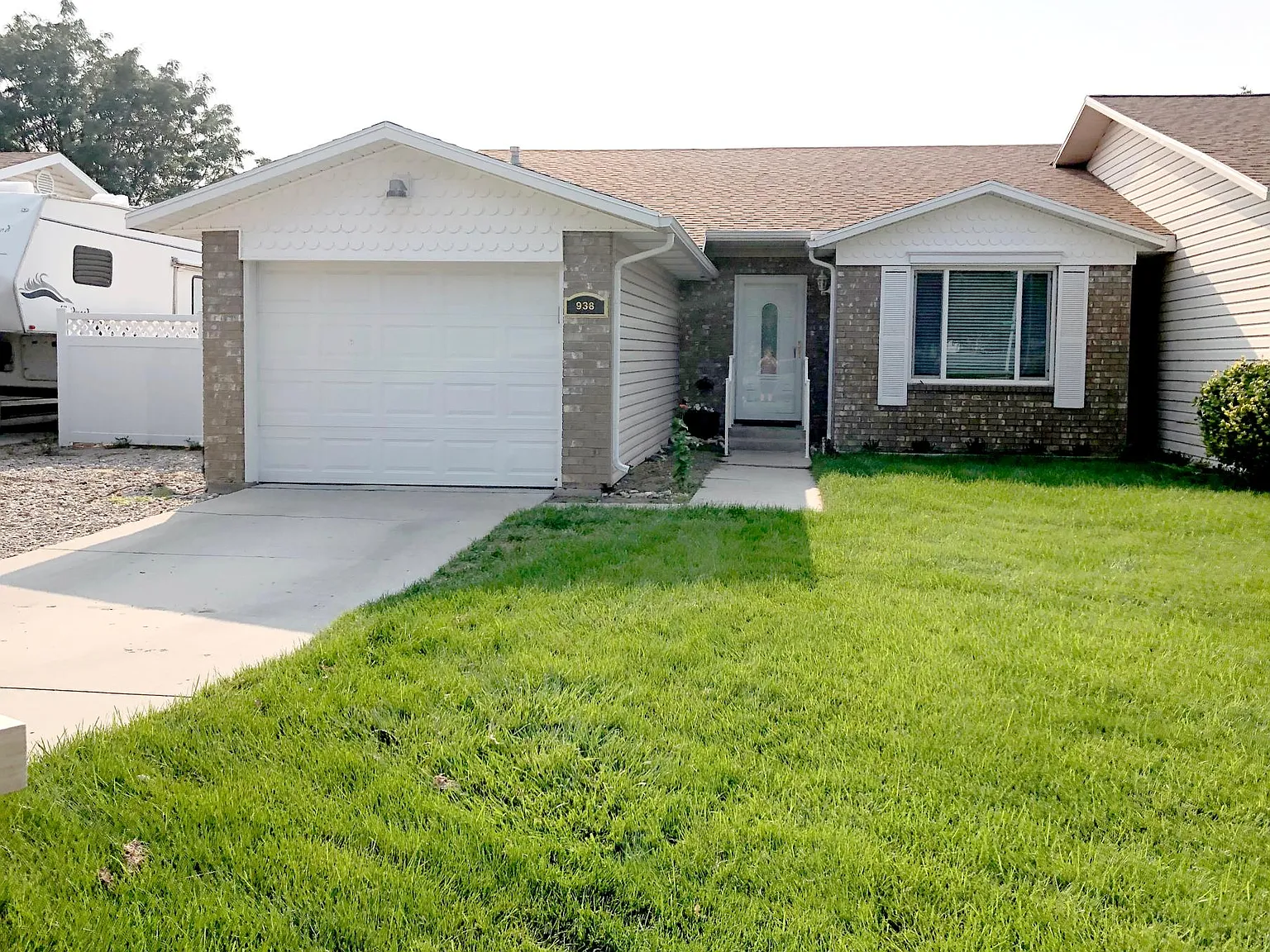 4 bed, 2040 sqft, $2,000 — Photo 1