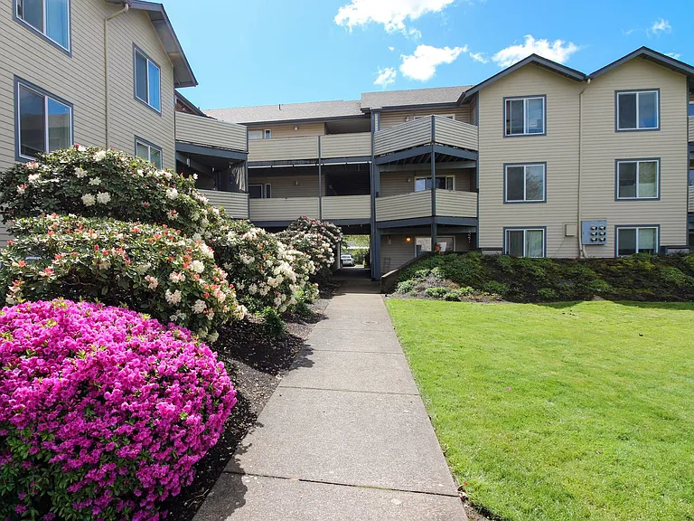 Camelot East Apartments — Photo 15