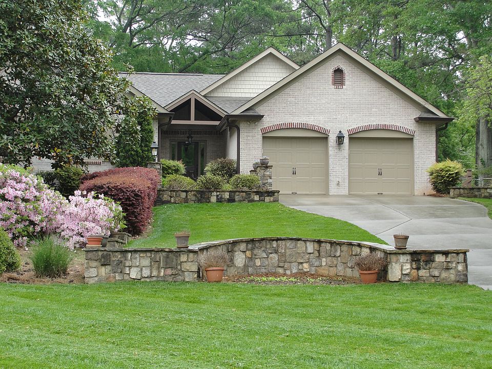 Manicured front w sprinkler