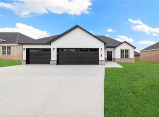 881 E Buchanan St, Prairie Grove, AR 72753