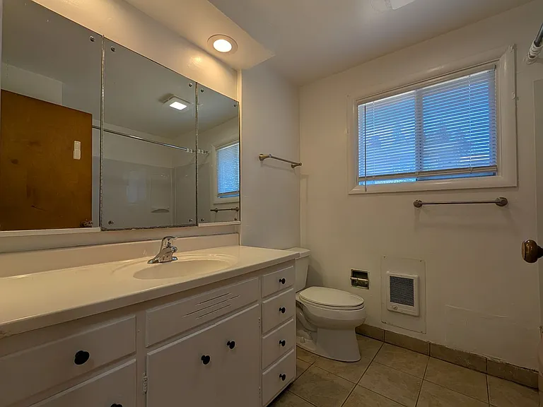690 E 39th Ave — Photo 15