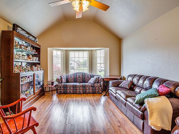 5th image of 4607 Lovell Ln