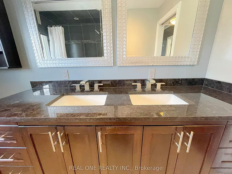 138 Welbourn Dr #UPPER — Photo 20