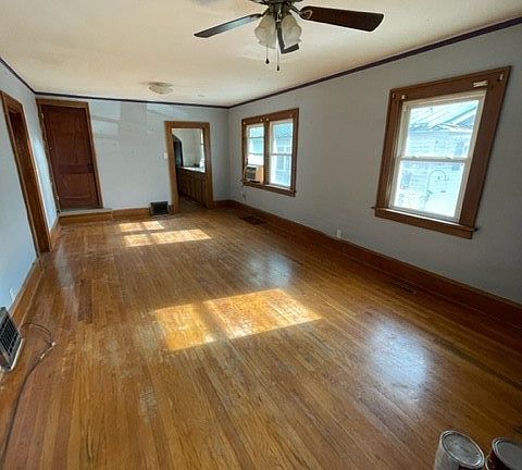 5th image of 928 Daniels St NE
