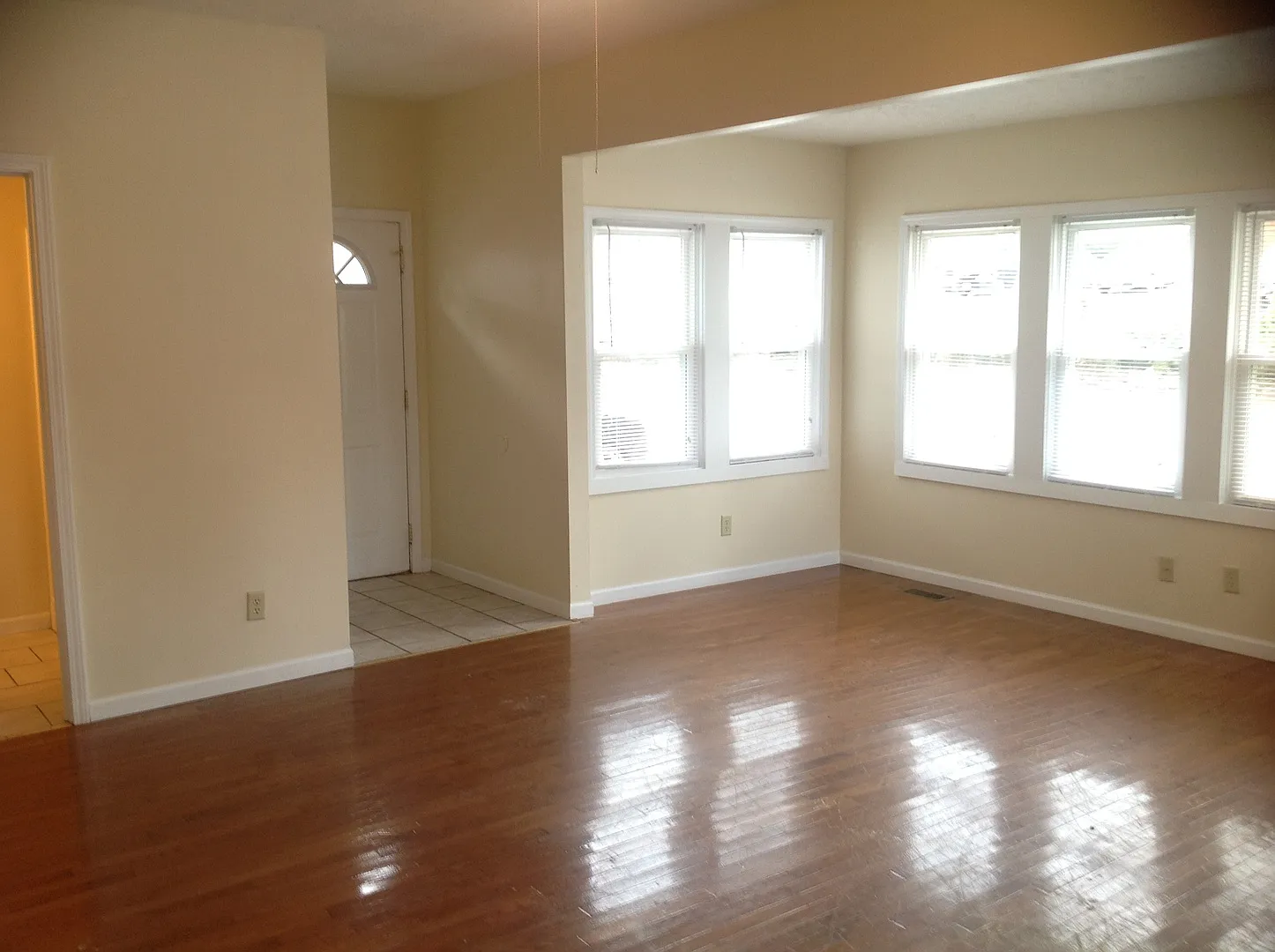 Available August 2027 5 Bedroom 3 Bathrooms House Downtown — Photo 4