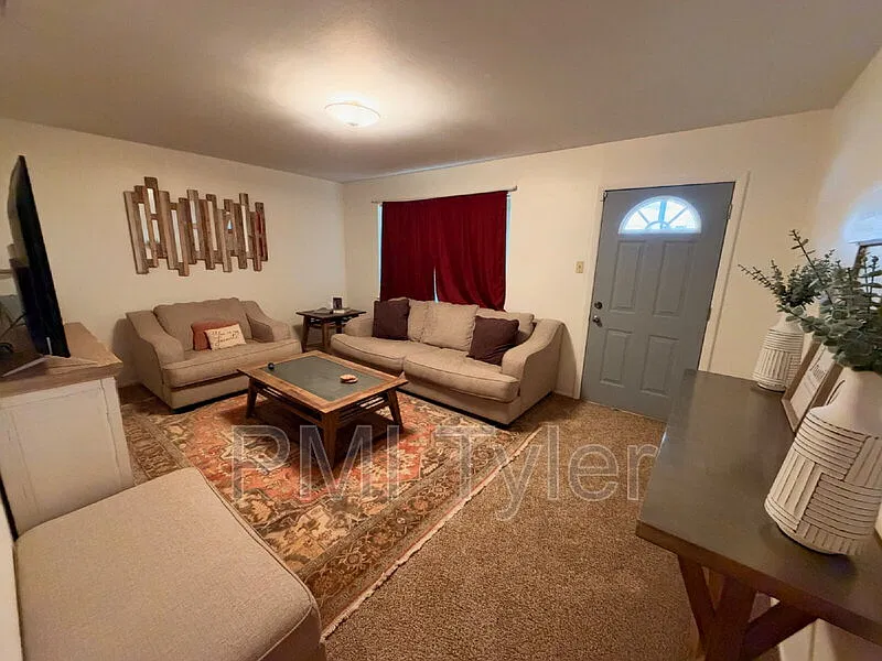 3 bed, 2.0 bath, $2,200 — Photo 3
