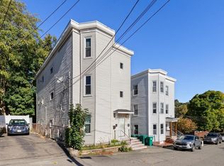11 Hutchinson Ct, Lynn, MA 01902