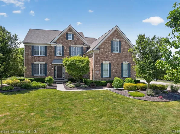 46592 Pinehurst Cir, Northville, MI 48168